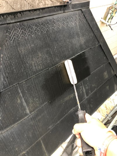 屋根の下塗りをしている様子