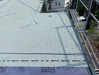 屋根材を葺いていきます