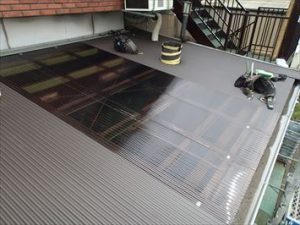 中心の3枚は明り取り用でポリカ波板を使用