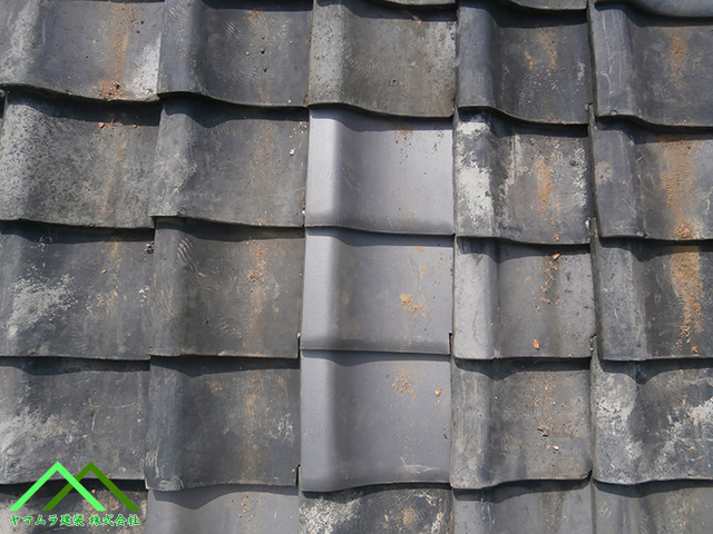 差し替えの形跡がある屋根瓦