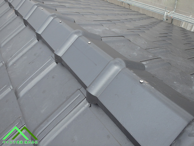 棟瓦を取り付けます