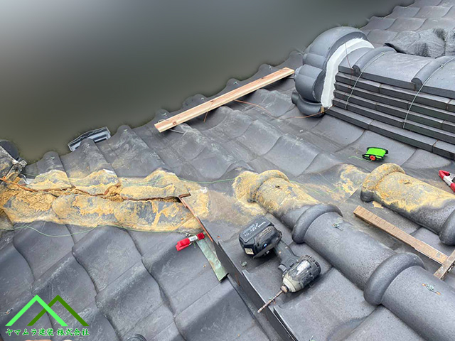 隅棟を仮撤去します