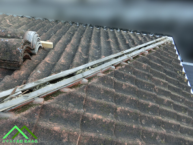 棟瓦を取ります