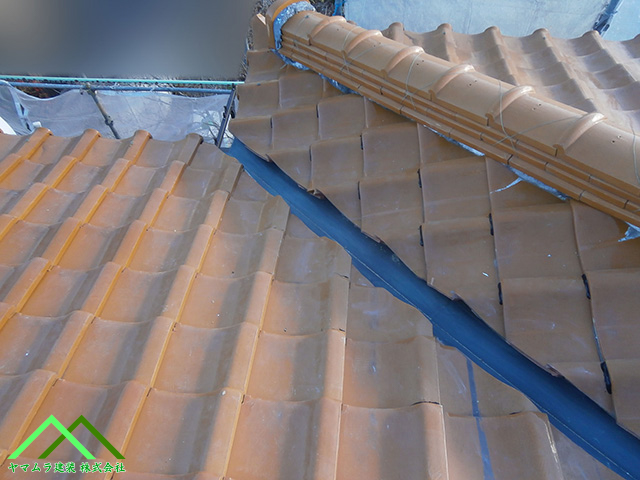 コーキングで固定します