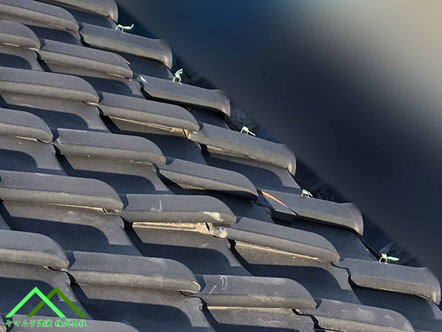 浮かされた平瓦