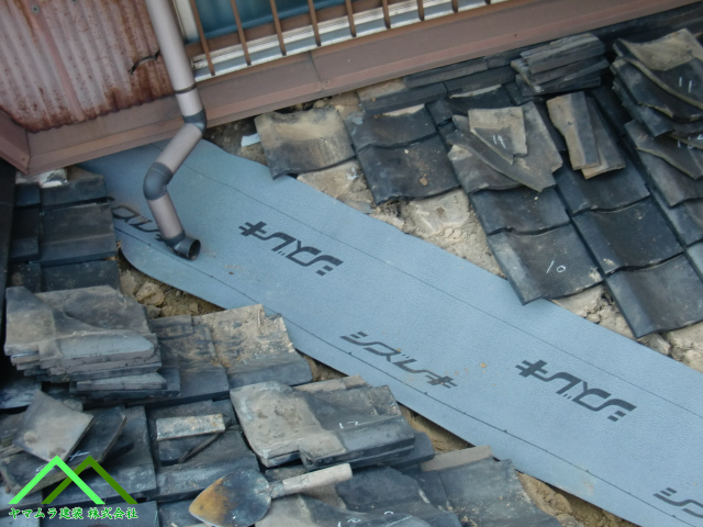 壁の奥までルーフィングを入れます