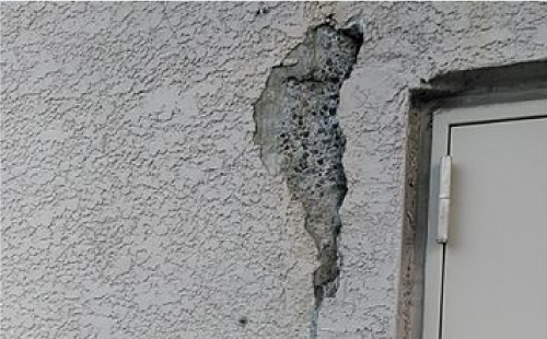 コンクリート外壁に一部が大きく欠損