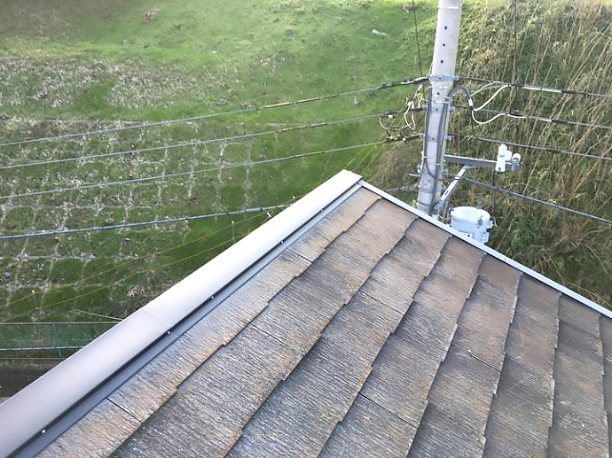 片流れ屋根の棟板金を新しく施工しました