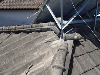 雨漏りを起こした太陽光パネル付きの瓦屋根