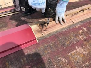 貫板を設置しその上から棟板金を取り付けます
