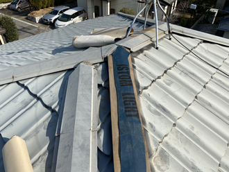 貫板の上に防水シートを取り付けます