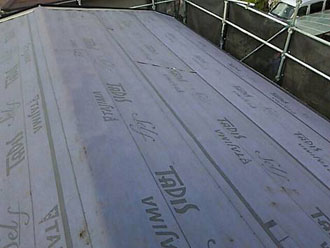 慎重に張っていきます