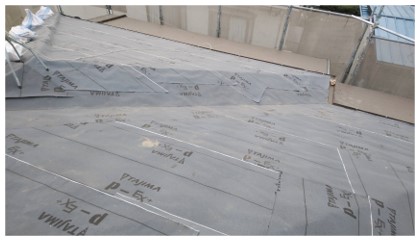 新しい防水シートを張ります。