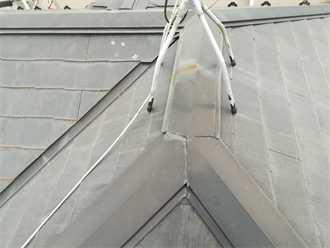 棟板金が一部浮き雨漏りの懸念がありました