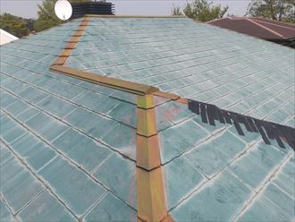 棟板金が剥がれたスレート屋根