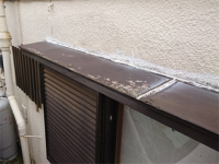 経年により劣化した庇