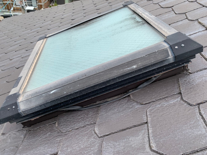 名古屋市守山区村前町にて生産中止品の屋根材から雨漏りが発生、原因はトップライトにも
