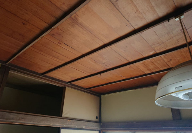 雨漏りの跡は天井にも見られました