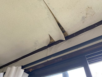 雨漏りによって天井の端が剥がれてしまっている