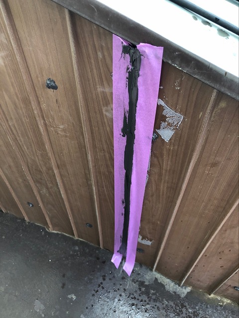 さいたま市岩槻にて流れ壁のトタン繋ぎ目にコーキング処理