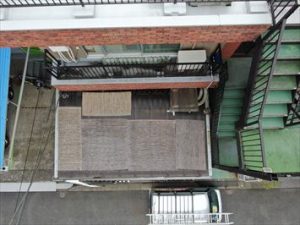 雨漏りを起こしている庇屋根を上から撮影