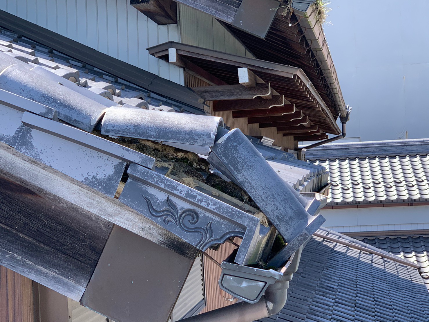守山区の瓦がずれている様子