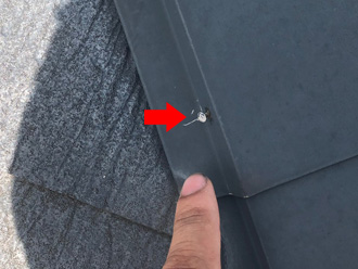 棟板金の釘が浮いている