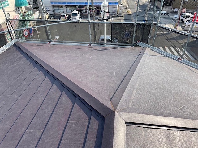 東大阪市　スーパーガルテクトをカバー工法で仕上げ