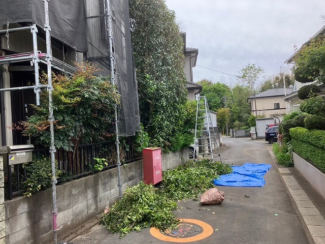 草加市　屋根　棟交換　劣化　リフォーム　植木伐採