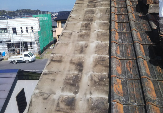 瓦を取り外すと防水紙が劣化しているのが確認できました