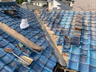 ガルバリウム鋼板製の谷板金を取り付け