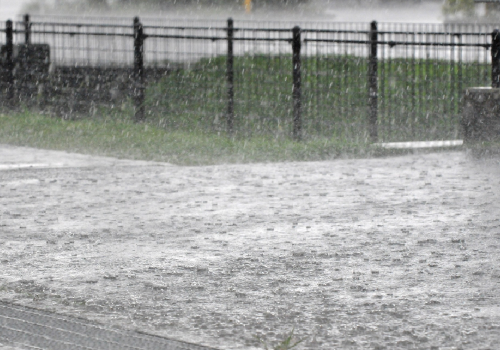 ゲリラ豪雨で地面を強く叩きつける大粒の雨