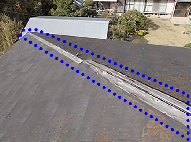 棟板金が剥がれ丸裸になった下地