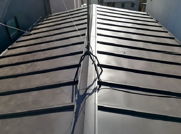 ブラウンに輝く縦葺きの新しいガルバリウム鋼板屋根