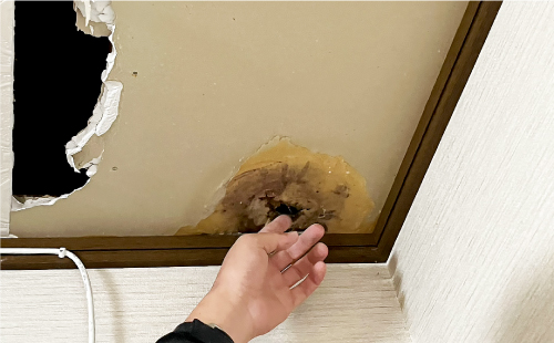 雨漏りしてしまった1階の天井角は腐食し穴が空いています