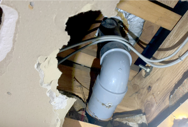 ベランダ下から天井につながる太い排水管