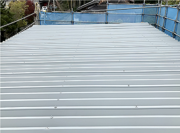 カバー工法で美観も機能も生まれ変わり、シルバーに輝く施工後の折板屋根