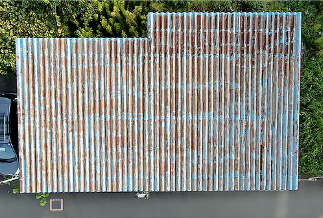 ドローンで上空から撮影した折板屋根