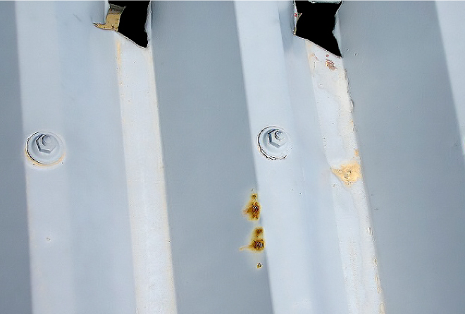 ボルト周辺も錆が広がり、折板屋根に穴が発生