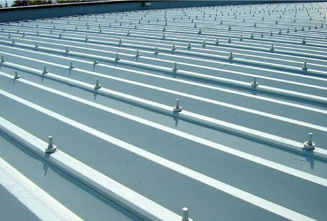 エポキシ塗装で仕上げ、ライトグリーン色の美しい折板屋根へ施工完了です