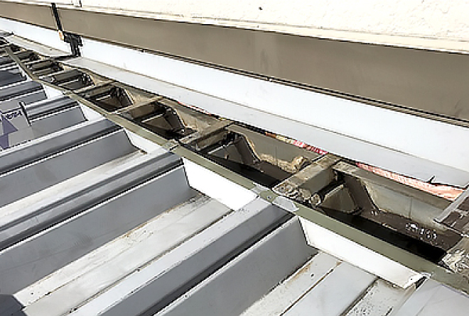 折半屋根と外壁の取り合い部分にあるエプロン面戸を固定しなおします