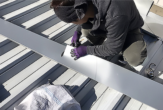 長すぎる水切り板金はその場で加工してピッタリのサイズに直します