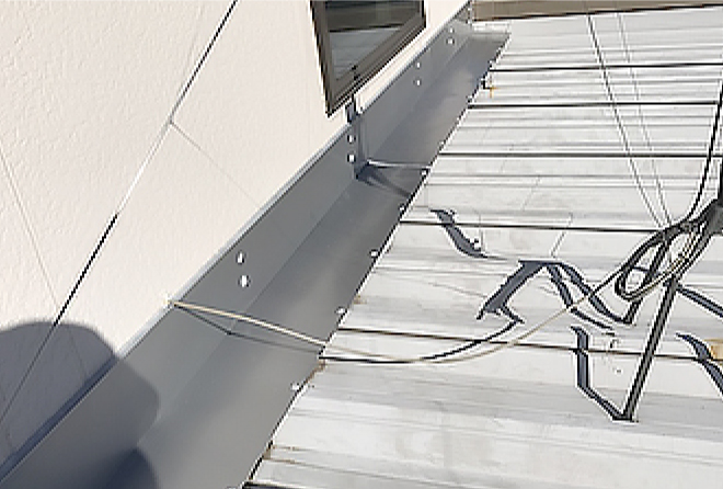 外壁と折半屋根の取り合い部分に水切り板金がピッタリと綺麗に施工されました