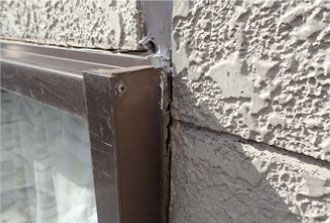 窓サッシのシーリングが劣化することによって生じた隙間