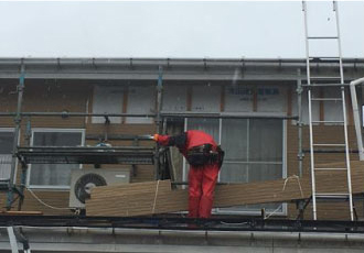 新しい外壁材を施工