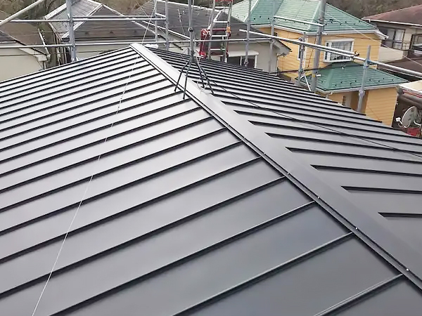 縦葺きのガルバリウム鋼板屋根