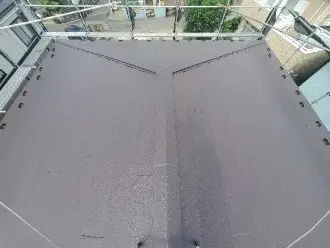 棟板金の取り付け後にＳＵＳビスで固定した状態