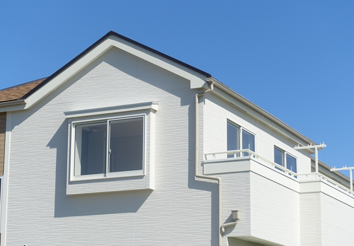 破風と鼻隠しのある家