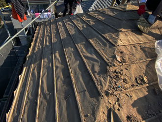 瓦屋根を剥がす作業