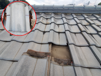 壊れた瓦屋根